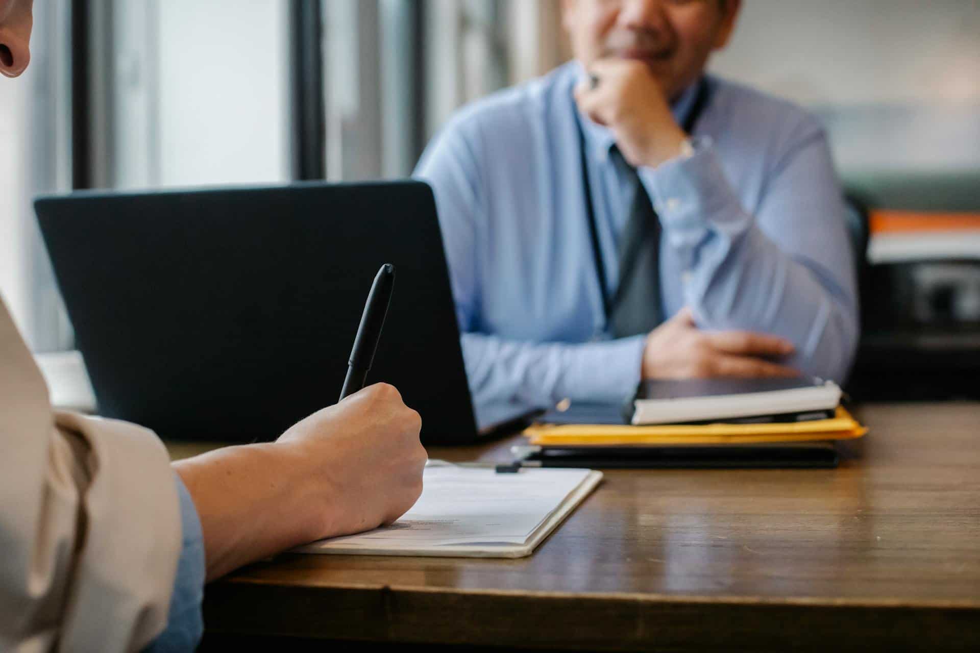 Preguntas Frecuentes sobre nuestros Servicios Web Una mano sostiene un portapapeles con una lista de verificación, representando la respuesta a preguntas frecuentes sobre servicios ofrecidos por XTREME DESIGN.