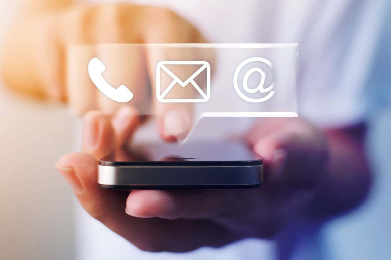 Mesa de trabajo con elementos de contacto y soporte al cliente.