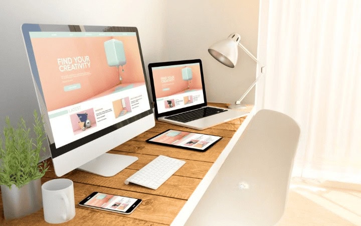 Vista de escritorio moderno mostrando un diseño web profesional en Algeciras